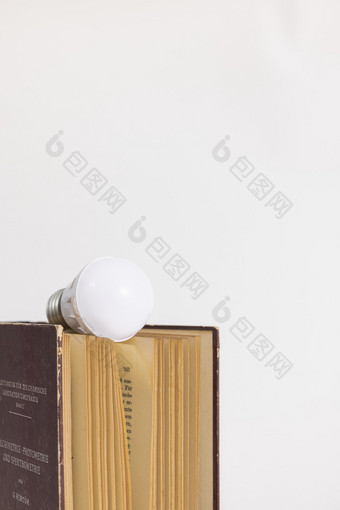 书上的灯泡阅读日创意图片