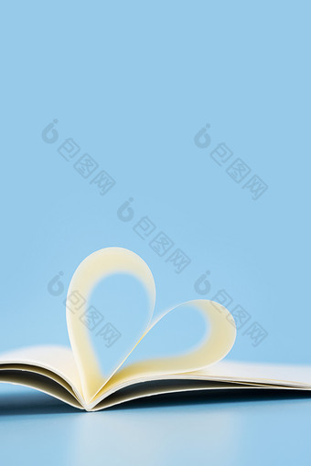 爱心造型书页蓝色背景