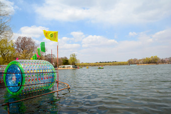 春天公园人工湖旁的水上滚筒