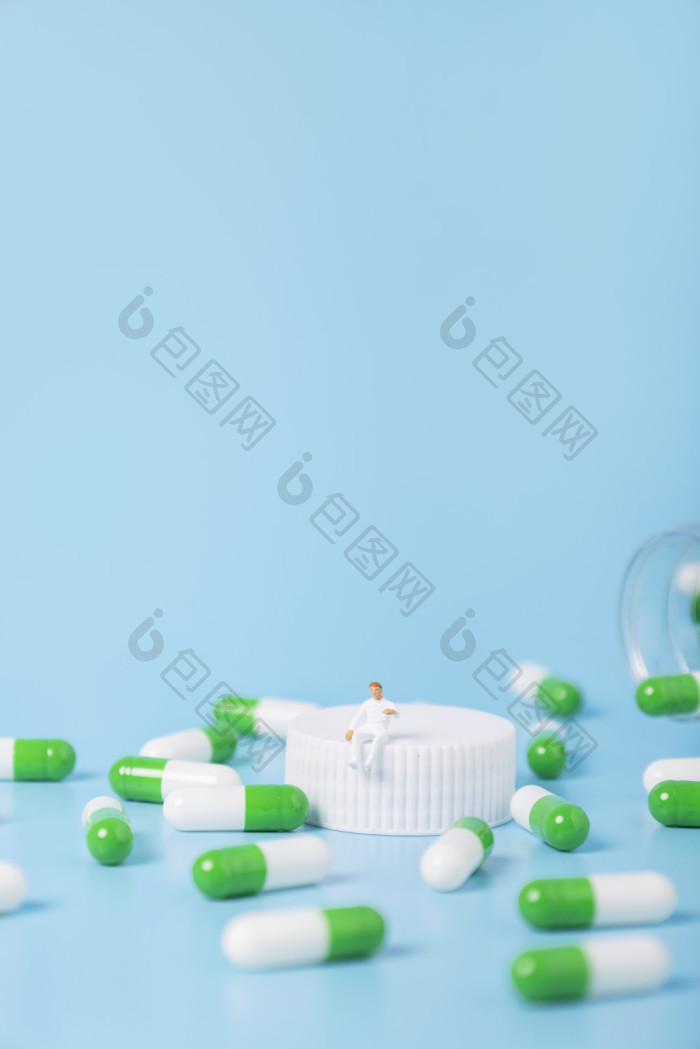 医药胶囊微缩创意蓝色背景图片-包图网企业站