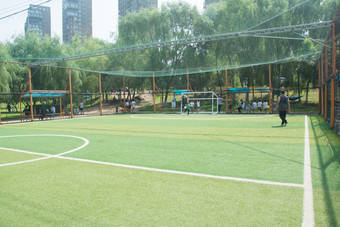 城市公园中的足球场