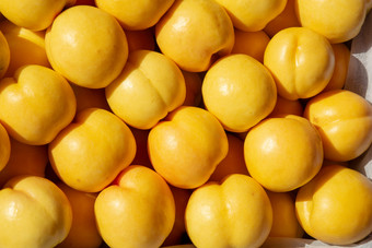 水果批发市场中的黄油桃