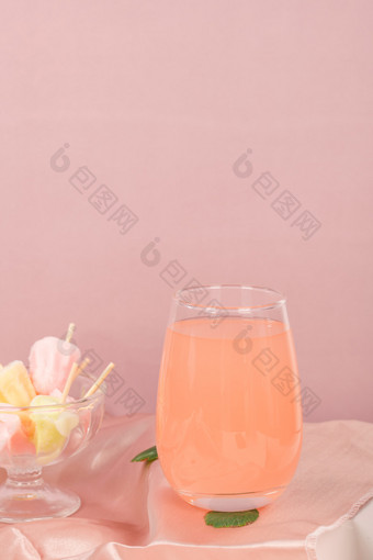 鲜榨桃汁夏天果汁图片