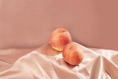 两颗毛桃桃子粉色场景