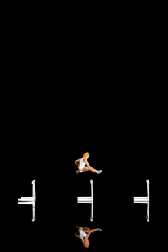 跨栏运动员飞跃栏杆瞬间动作