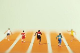 微缩创意百米竞速运动员特写图片
