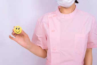 护士手拿微笑笑脸图片