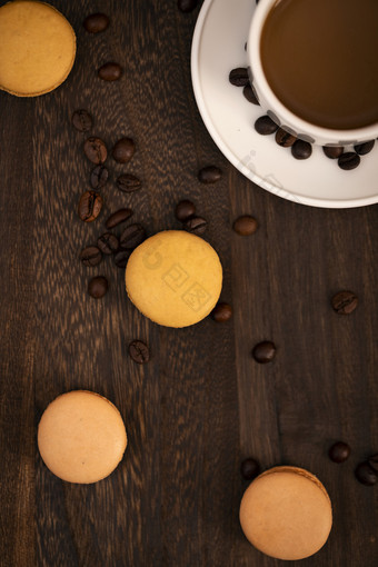 马卡龙与咖啡豆暗调图片