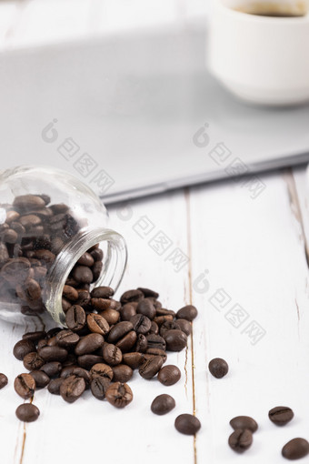 桌面散落的咖啡豆