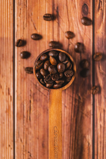 咖啡勺里的咖啡豆