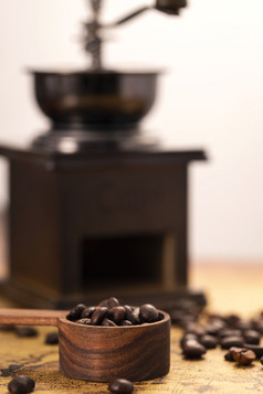 一勺咖啡豆与咖啡机