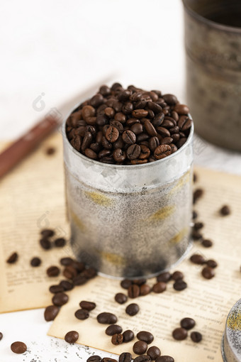 铁桶里的咖啡豆图片