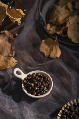 秋天落叶与咖啡豆创意图片