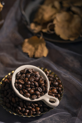 咖啡豆与落叶创意秋季图片
