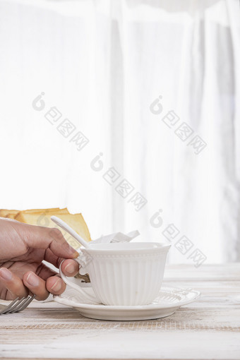 手端一杯牛奶早餐每日<strong>打卡</strong>图片