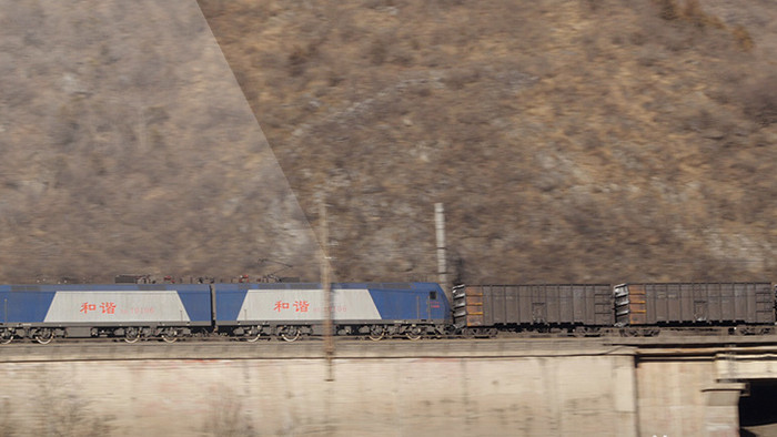 货运火车 高架山间穿行