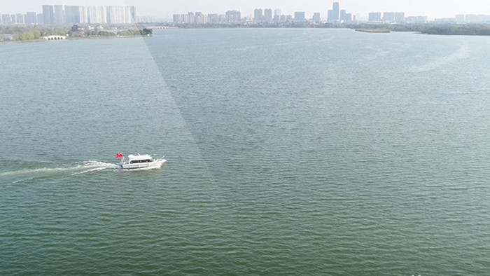 4K航拍水面上飞驰游艇企业旅游宣传实拍