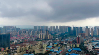 乌云密布暴雨来临