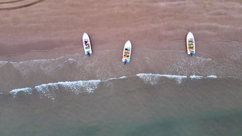 俯拍海边沙滩海浪游船