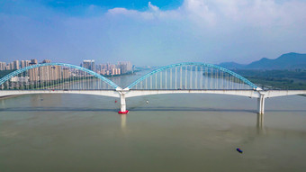跨越长江高铁轨道大桥