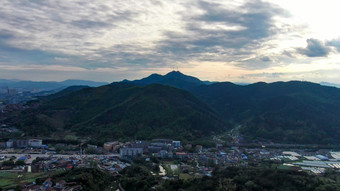 连绵起伏山川乡村