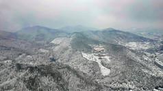 连绵起伏山川丘陵森林冬天雪景