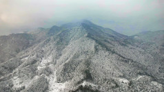 连绵起伏山川丘陵森林冬天雪景