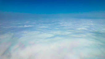 无人机穿云云层之上