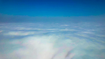 无人机穿云云层之上