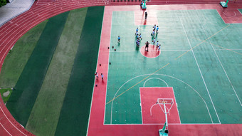 校园操场学生篮球训练