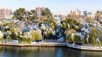 航拍冬天雪景济南大明湖