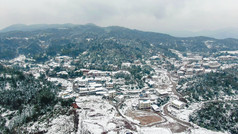 航拍南方丘陵村庄雪景