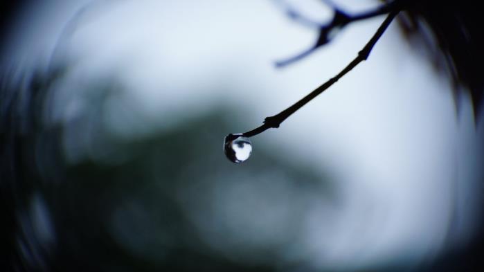 雨后房顶上的雨淅淅沥沥地顺着屋檐落地音效