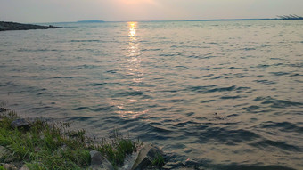 湖面晚霞日落