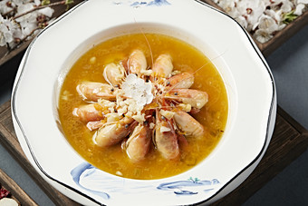 鲜鸡汤炖煮的美味罗氏虾