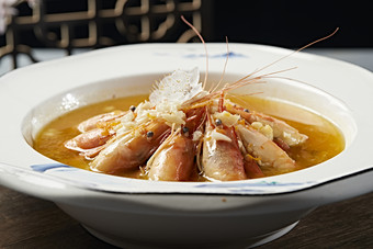 鲜鸡汤炖煮的美味罗氏虾