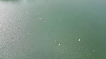 航拍夏季河中游泳嬉戏的人群
