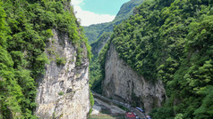 航拍夏日避暑圣地山谷河流