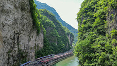 航拍夏日避暑圣地山谷河流