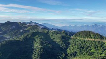 航拍雄伟大山<strong>连绵起伏</strong>