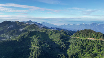 航拍雄伟大山<strong>连绵起伏</strong>