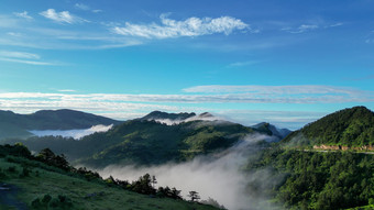 航拍雄伟大山连绵起伏