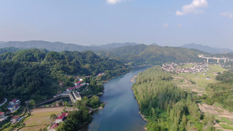 航拍依山傍水美丽乡村