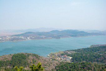 山顶俯瞰绿水青山