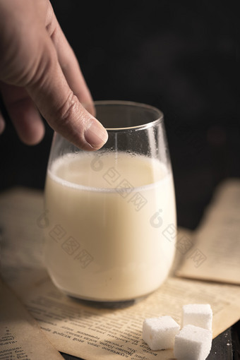 手拿一杯牛奶素材