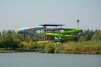 人工湖旁的儿童水上乐园