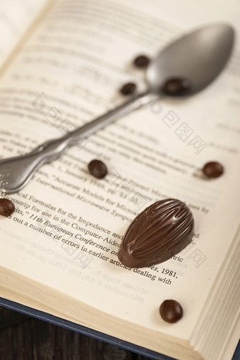 书本上的巧克力甜品美食