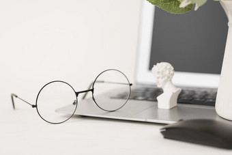 眼镜创意明亮干净办公桌面