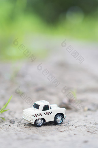 汽车玩具户外草地清新文艺图片