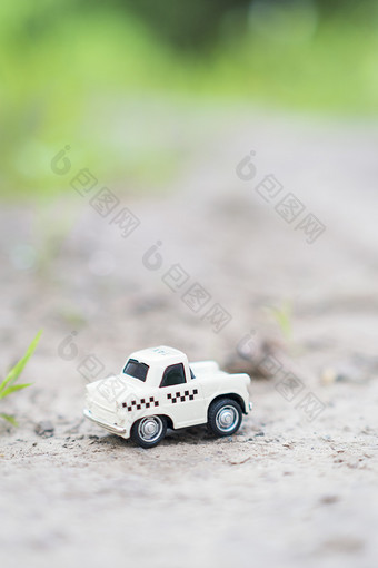 草地上的白色小汽车